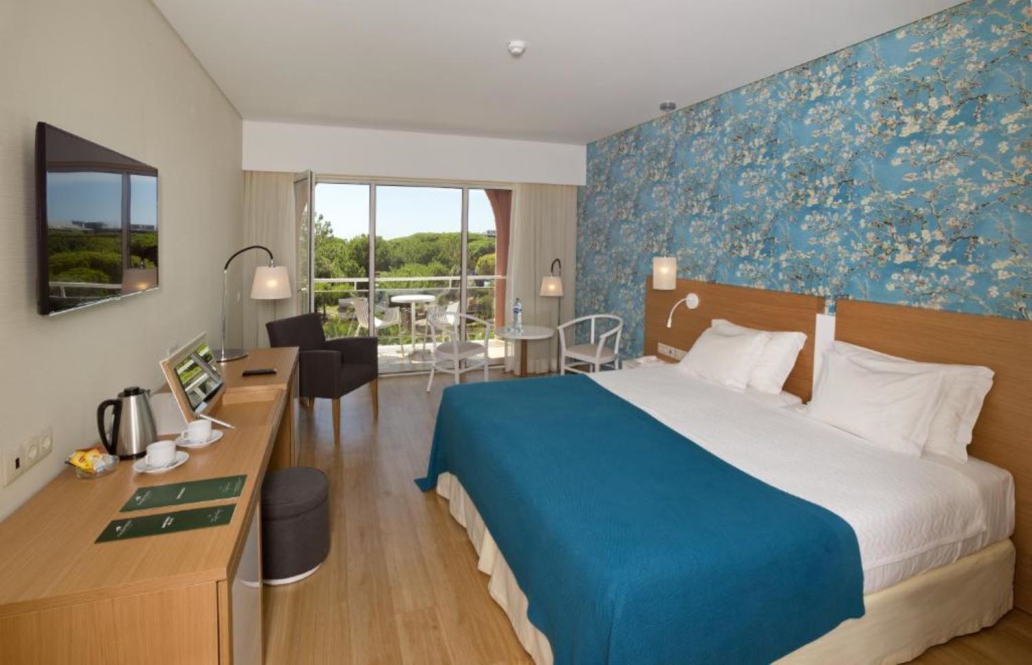 Minibar, safe på rommet, skrivebord og blendingsgardiner