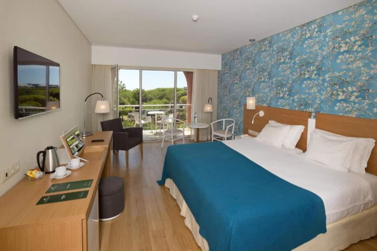 Minibar, safe på rommet, skrivebord og blendingsgardiner