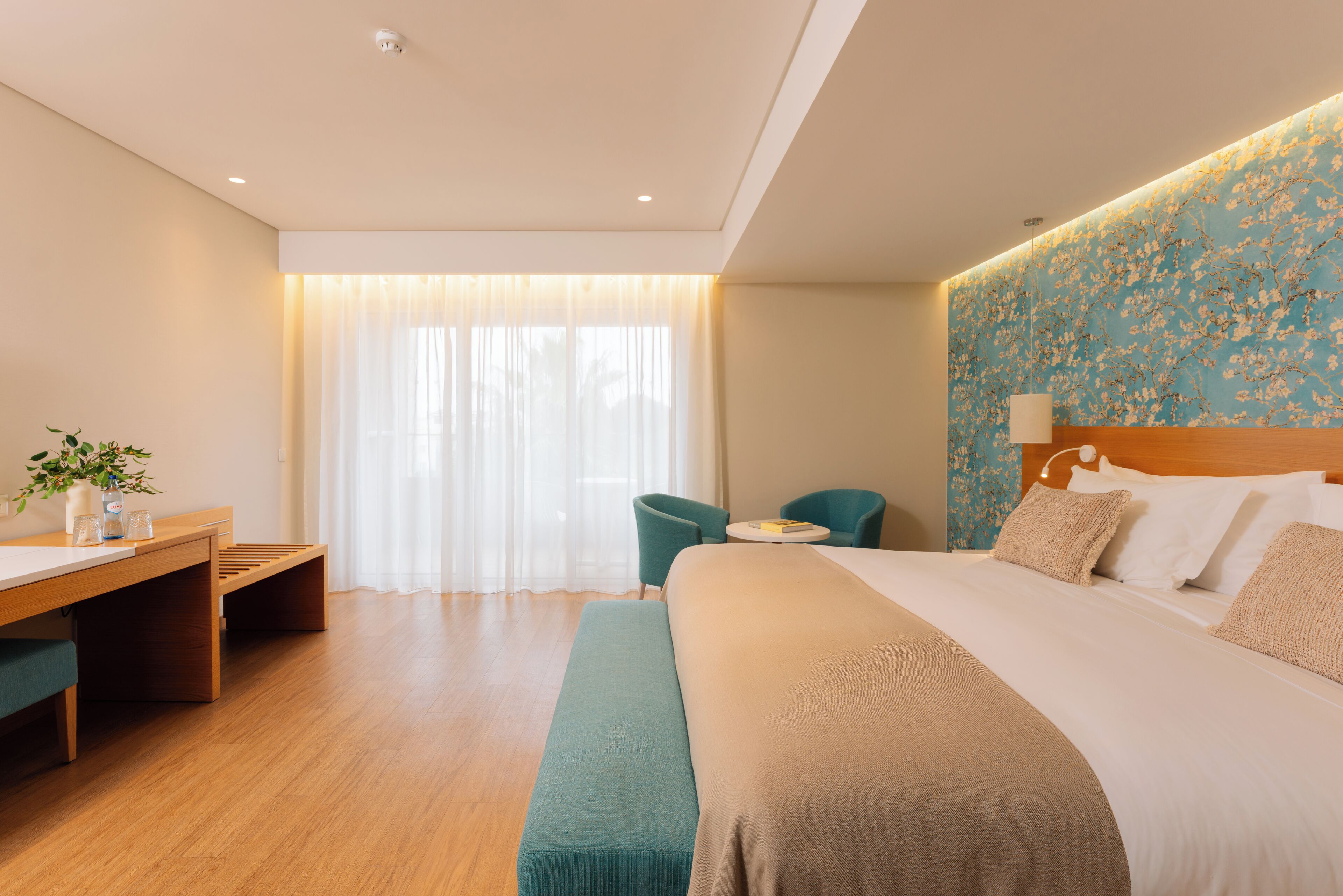 Minibar, Zimmersafe, Schreibtisch, Verdunkelungsvorhänge