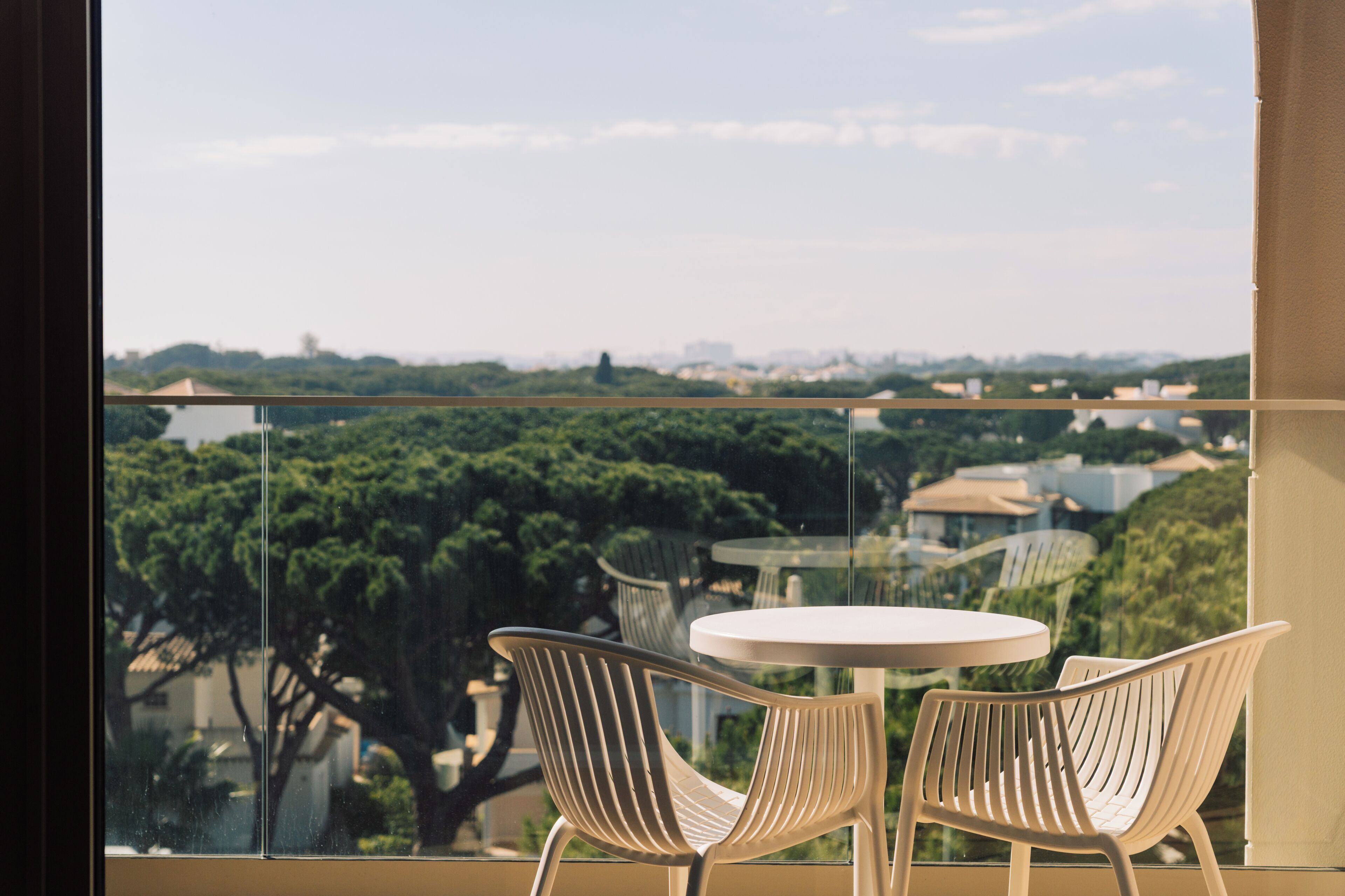 ミニバー、セーフティボックス (室内)、デスク、遮光カーテン