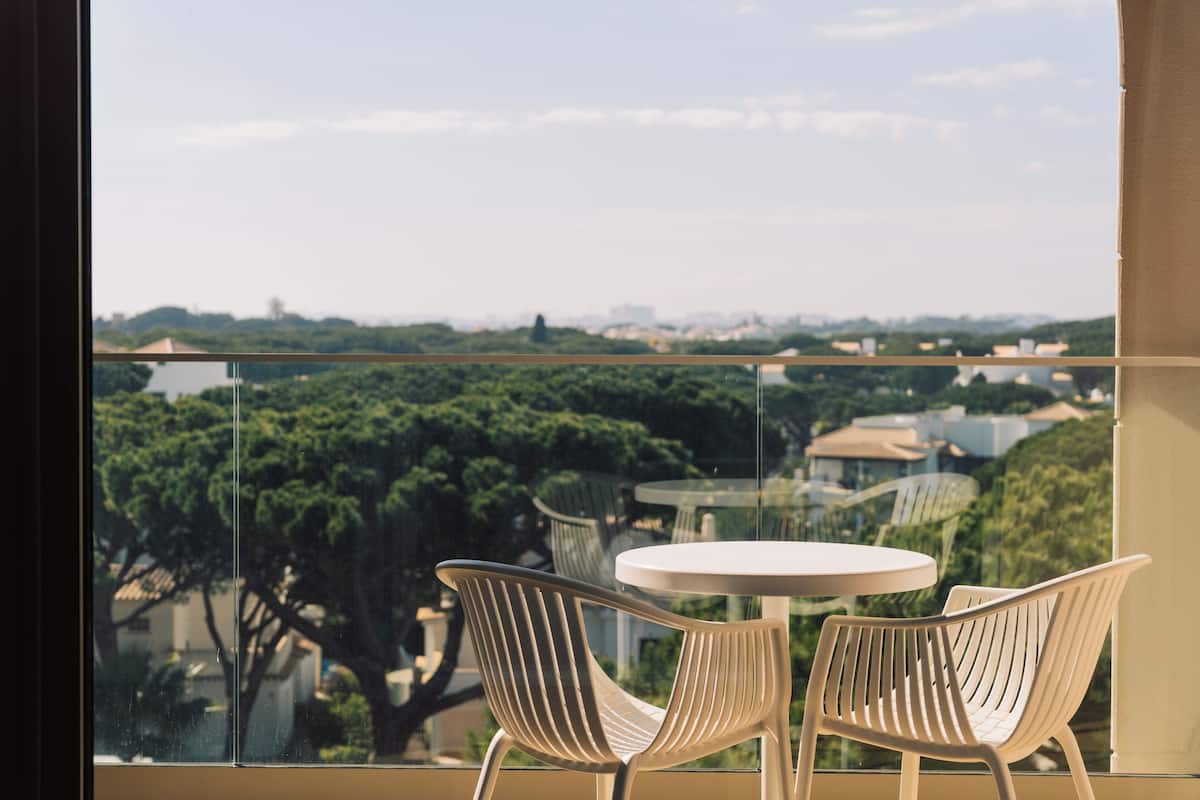 Minibar, coffres-forts dans les chambres, bureau, rideaux occultants