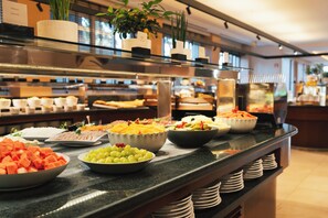 Café da manhã com buffet grátis todos os dias
