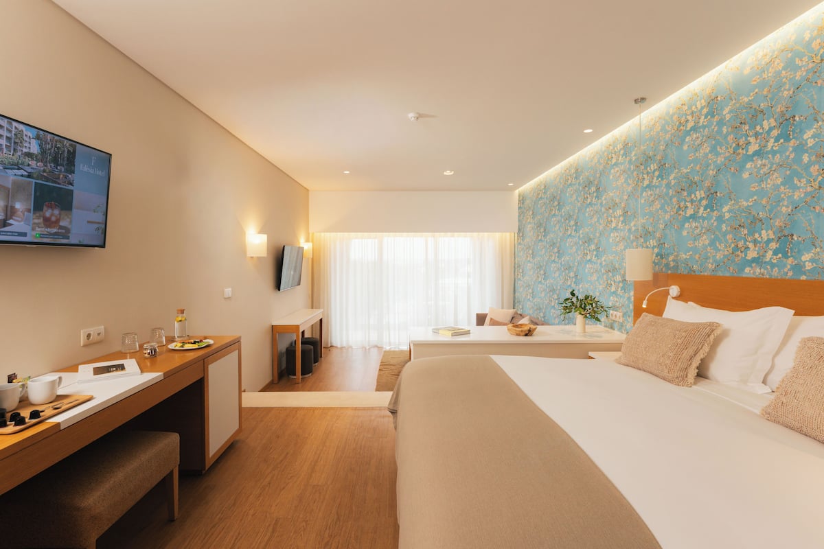 Minibar, caja de seguridad en la habitación y escritorio