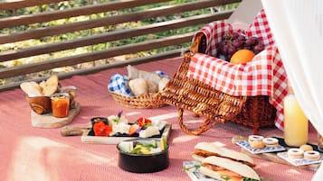 Se sirven desayunos y cenas; cocina regional; con vista al jardín
