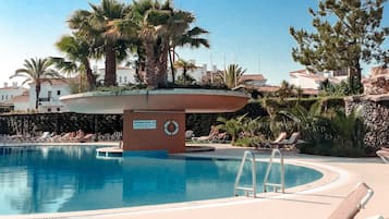 من حمّامات السباحة المغطاة، حمّام سباحة خارجي، مظلات على حمّام السباحة