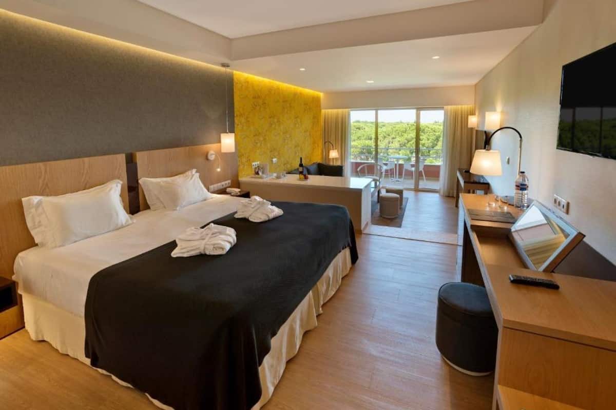 Minibar, safe på rommet, skrivebord og blendingsgardiner