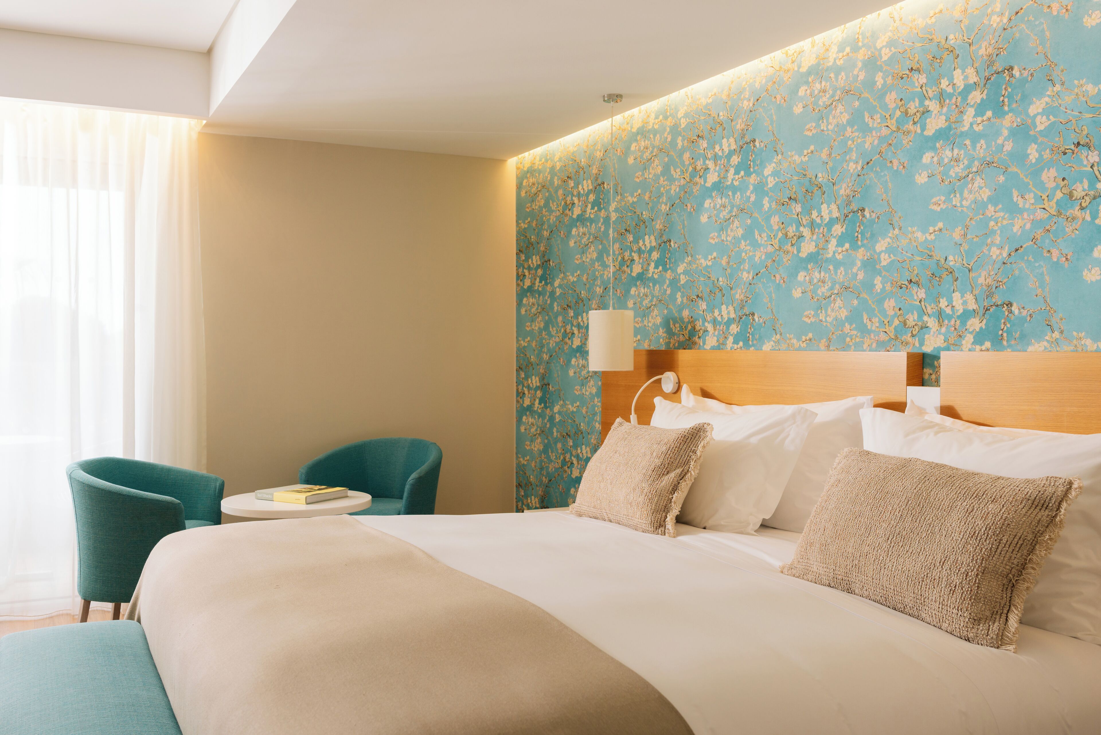 Minibar, safe på rommet, skrivebord og blendingsgardiner