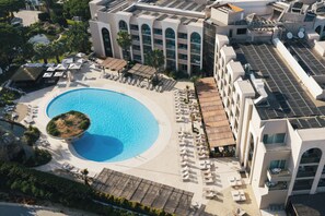 Piscina interna, piscina externa, funciona das 10h às 19h, guarda-sóis
