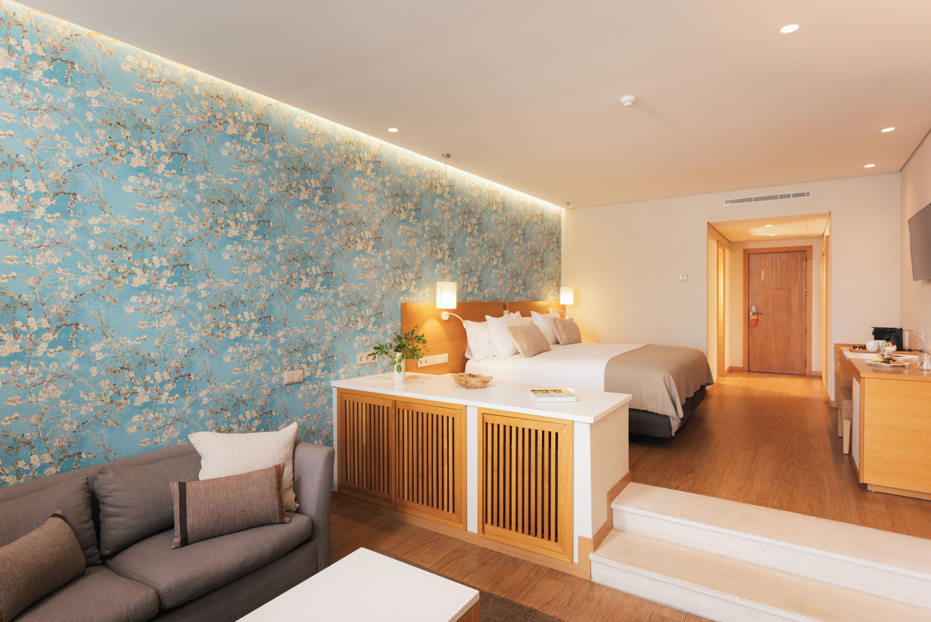 Minibar, caja de seguridad en la habitación y escritorio 