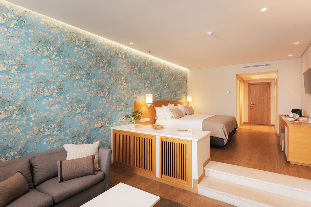 Minibar, caja de seguridad en la habitación y escritorio