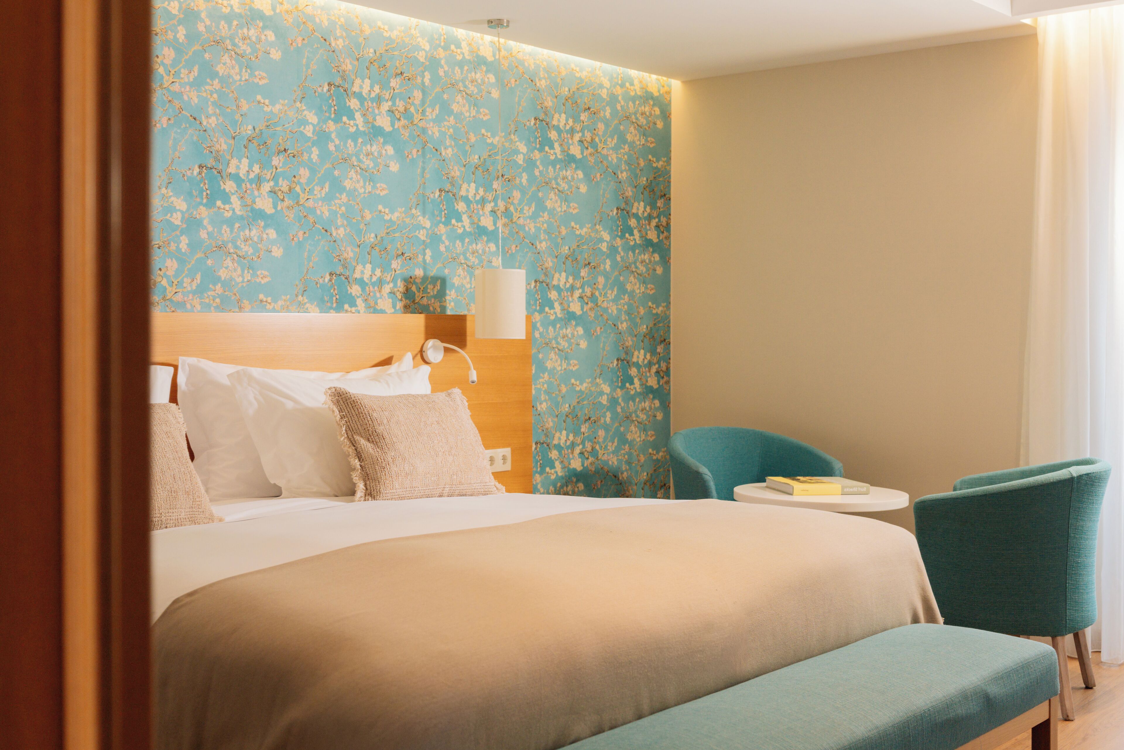 Minibar, caja de seguridad en la habitación y escritorio 