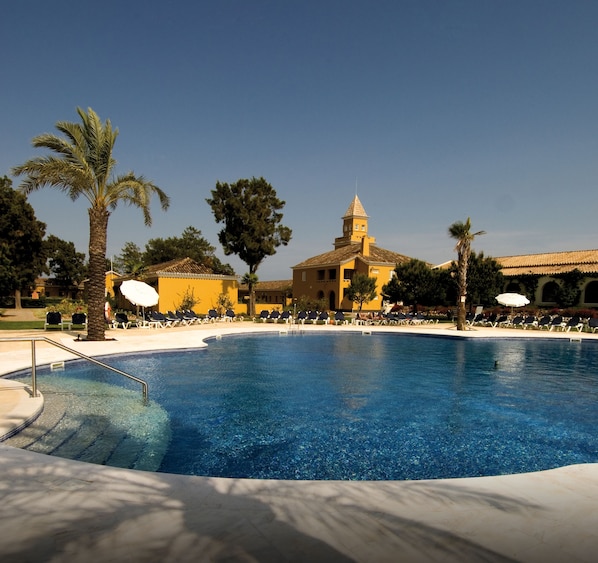Piscine intérieure, piscine extérieure, chaises longues