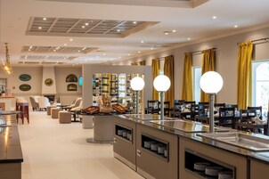 2 restaurantes: opção de almoço e jantar