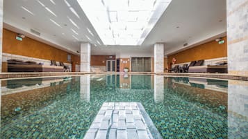 Innenpool, Außenpool, Liegestühle