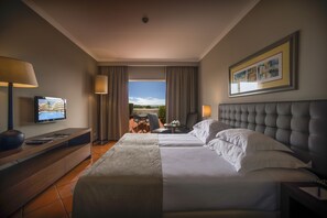 Minibar, in-room safe, desk, laptop workspace - Vila Gale Albacora Eco-Resort Hotel (Tavira)