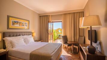 Minibar, coffres-forts dans les chambres, bureau