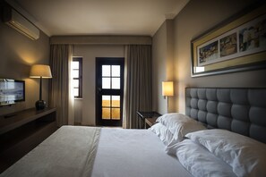 Minibar, coffre-fort, bureau