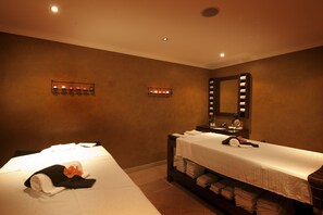 Behandelingskamers voor koppels, een sauna, een bubbelbad, een stoombad