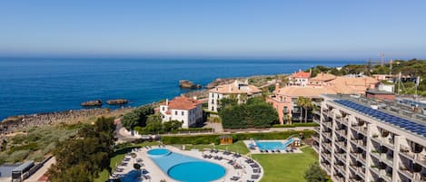 Una piscina al aire libre, sombrillas