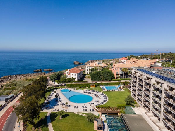 Una piscina al aire libre, sombrillas