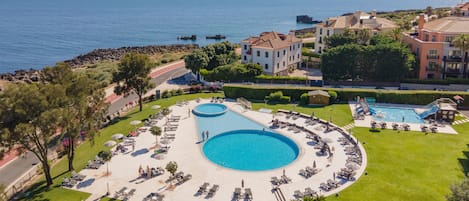 Piscine extérieure, parasols de plage