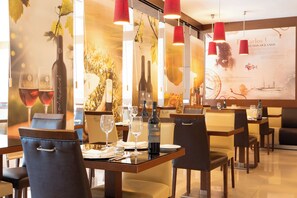 Petit déjeuner, déjeuner et dîner servis sur place