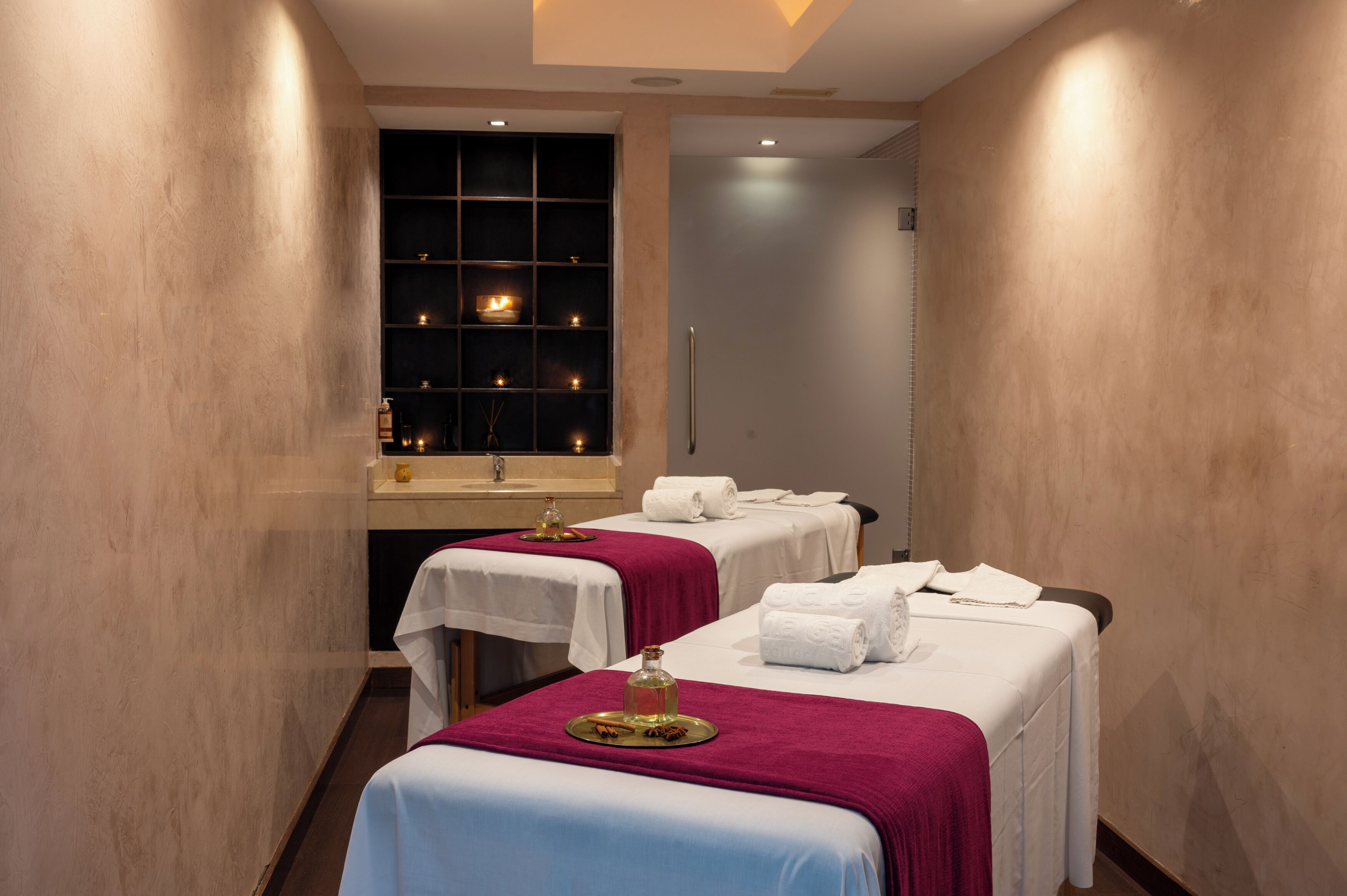 Couples treatment room(s), sauna, hot tub, steam room