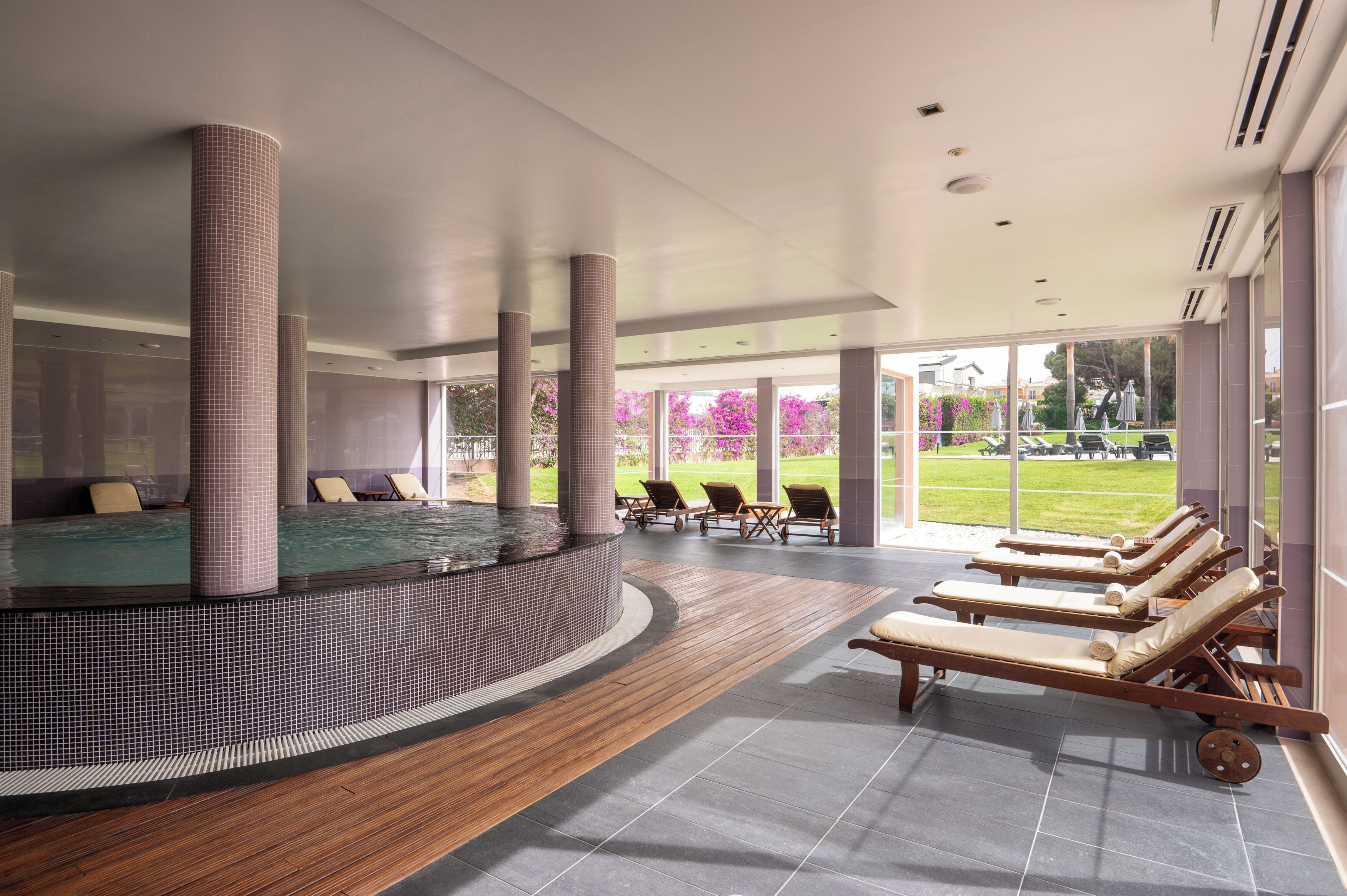 Couples treatment room(s), sauna, hot tub, steam room