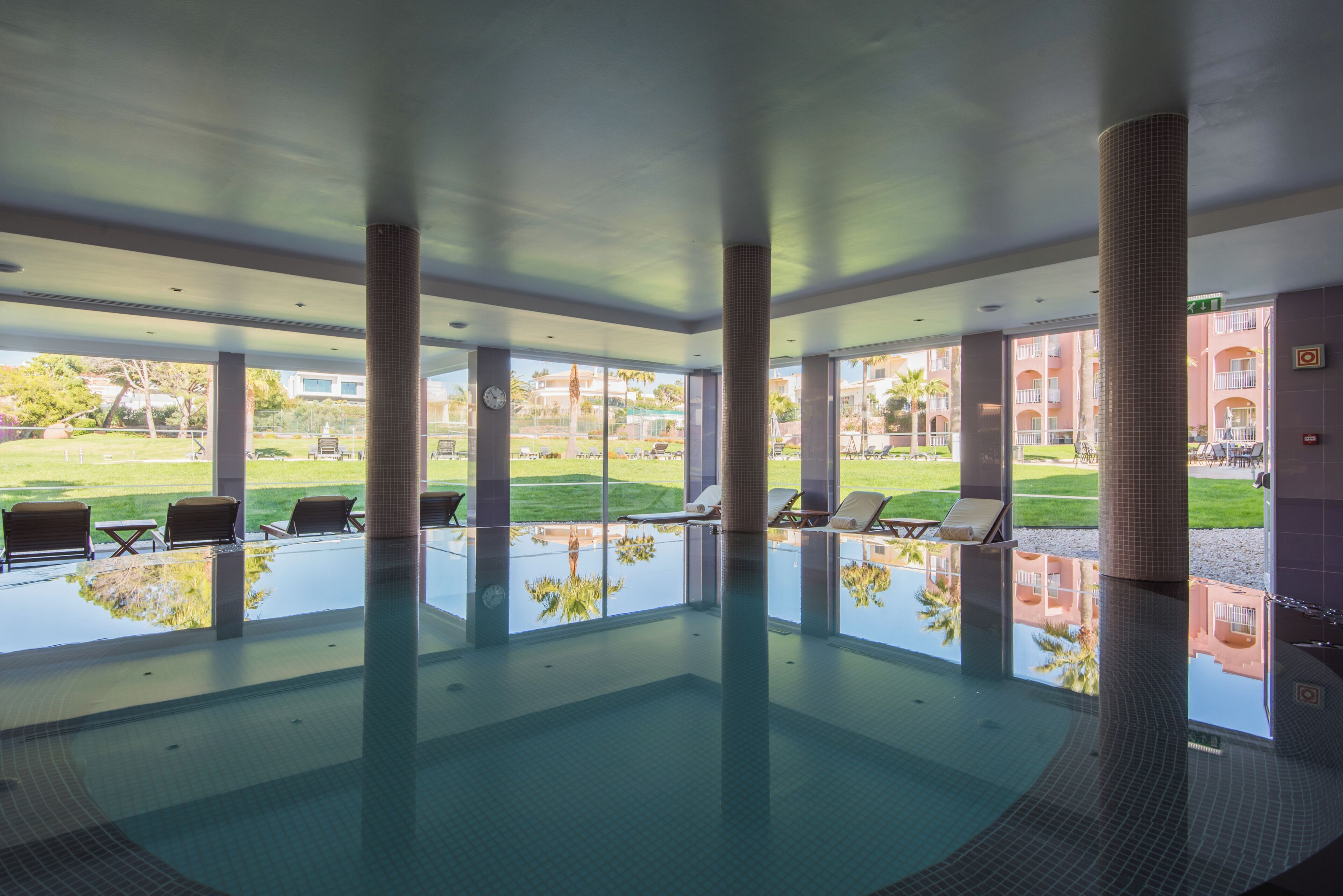 Couples treatment room(s), sauna, hot tub, steam room