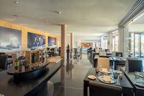 Breakfast, lunch and dinner served - Vila Gale Collection Praia Hotel (Albufeira)