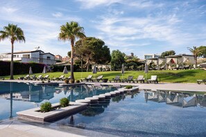 Outdoor pool, open 9 AM to 8 PM, pool loungers - Vila Gale Collection Praia Hotel (Albufeira)