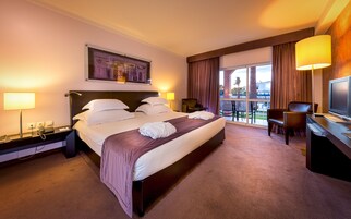 Ropa de cama de alta calidad y minibar 