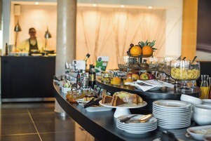 Montaje de bufé con diversos alimentos y bebidas.