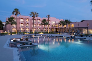 Outdoor pool, open 9 AM to 8 PM, sun loungers - Vila Gale Collection Praia Hotel (Albufeira)