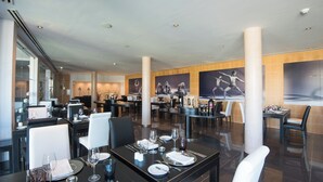 朝食、ランチ、ディナーに営業