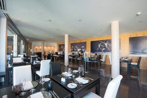 Breakfast, lunch and dinner served  - Vila Gale Collection Praia Hotel (Albufeira)