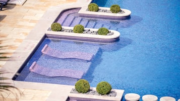 Piscine extérieure, accès possible de 9 h à 20 h, chaises longues