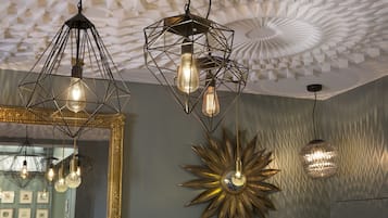 Tägliches Frühstücksbuffet (20 EUR pro Person)