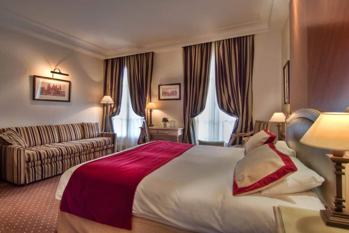 Family Room, 1 Queen Bed, Non Smoking | In-room safe, desk, blackout curtains, soundproofing