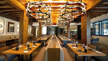 10 restaurants; lunch and dinner served