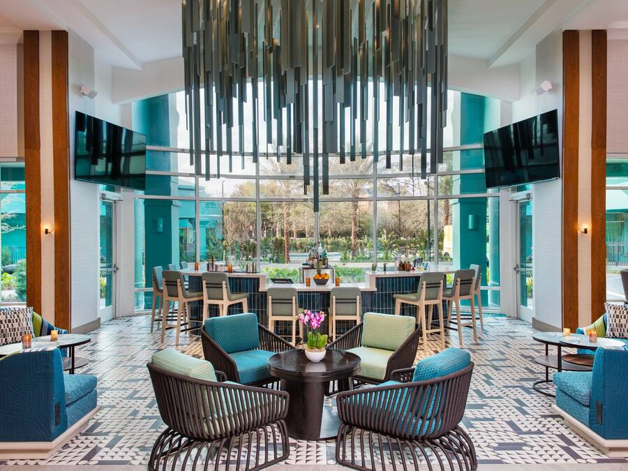 Lounge dans le hall, vue sur la piscine, ouvert tous les jours