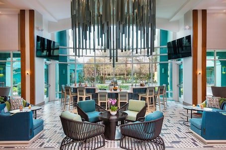 Lobbylounge, utsikt mot poolen, öppet alla dagar. Hotel Landy Orlando Universal Blvd., a Tribute Portfolio Hotel