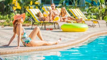 Piscina externa, funciona das 7h às 23h, guarda-sóis, espreguiçadeiras