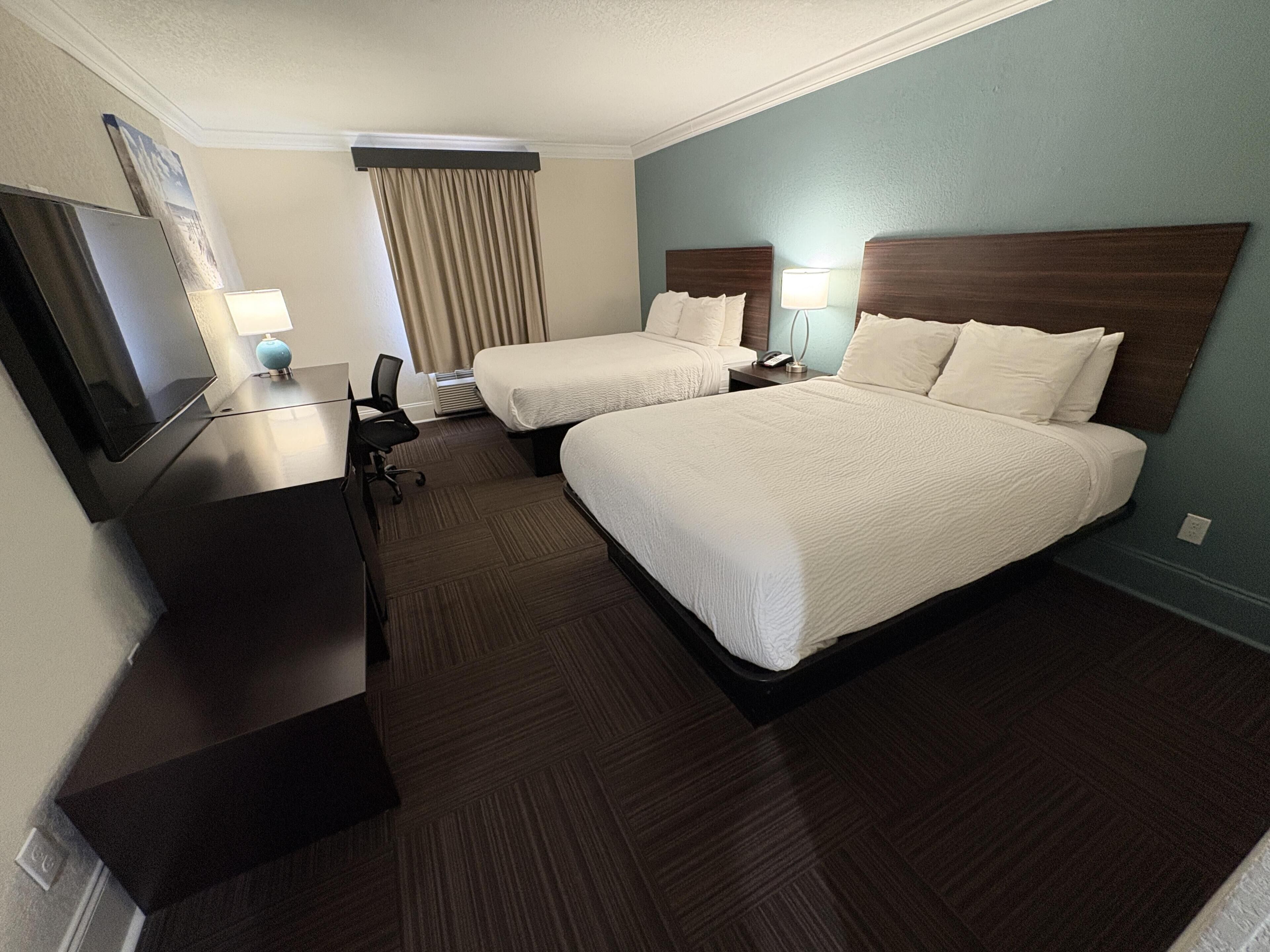 Habitación estándar, 2 camas Queen size, para no fumadores | Escritorio y espacio para trabajar con laptop 