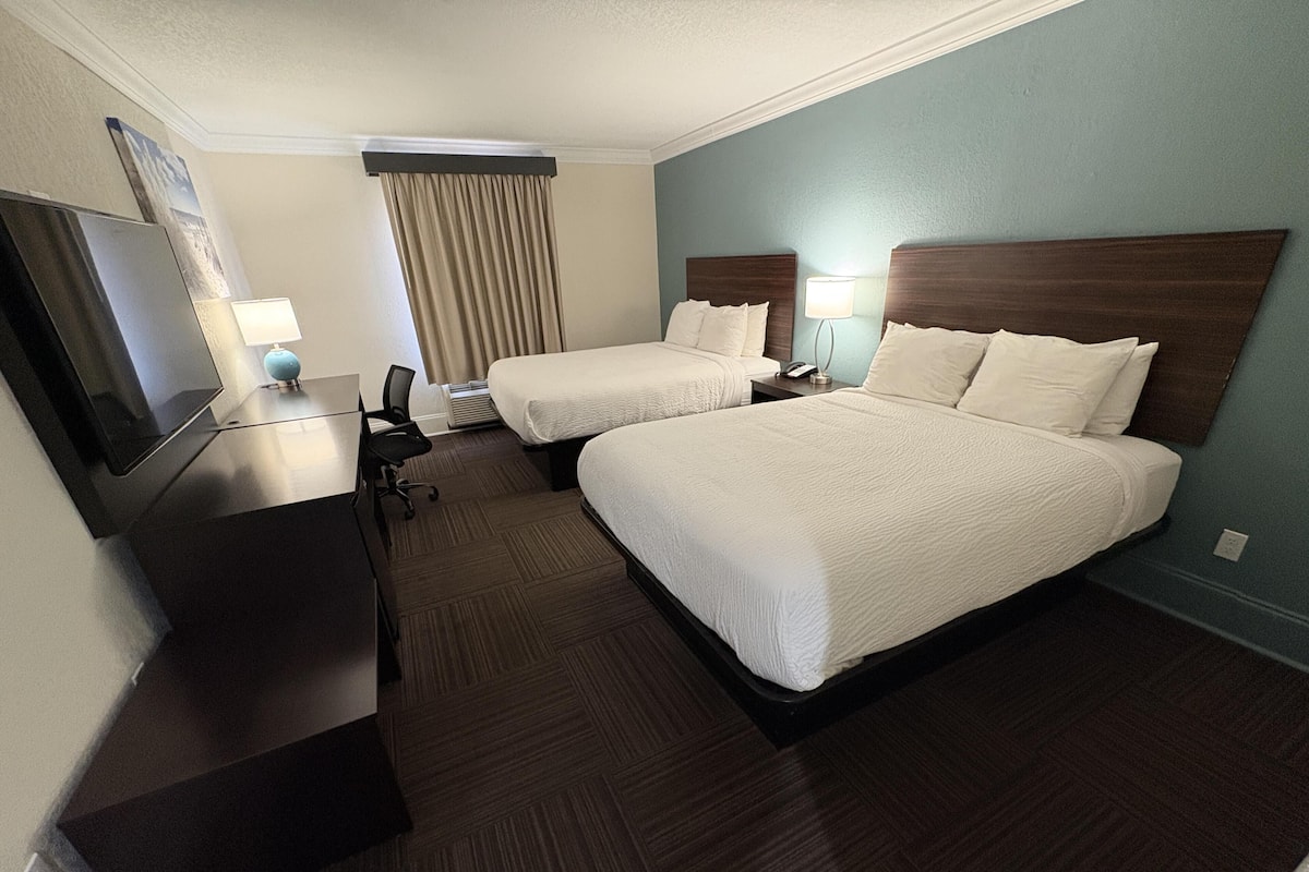 Habitación estándar, 2 camas Queen size, para no fumadores | Escritorio y espacio para trabajar con laptop