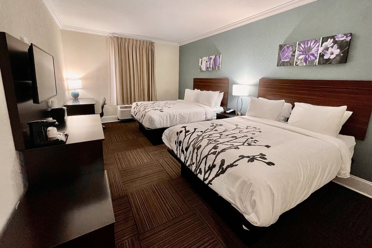 Camera Standard, 2 letti queen | Una scrivania, postazione laptop, ferro/asse da stiro, Wi-Fi gratuito