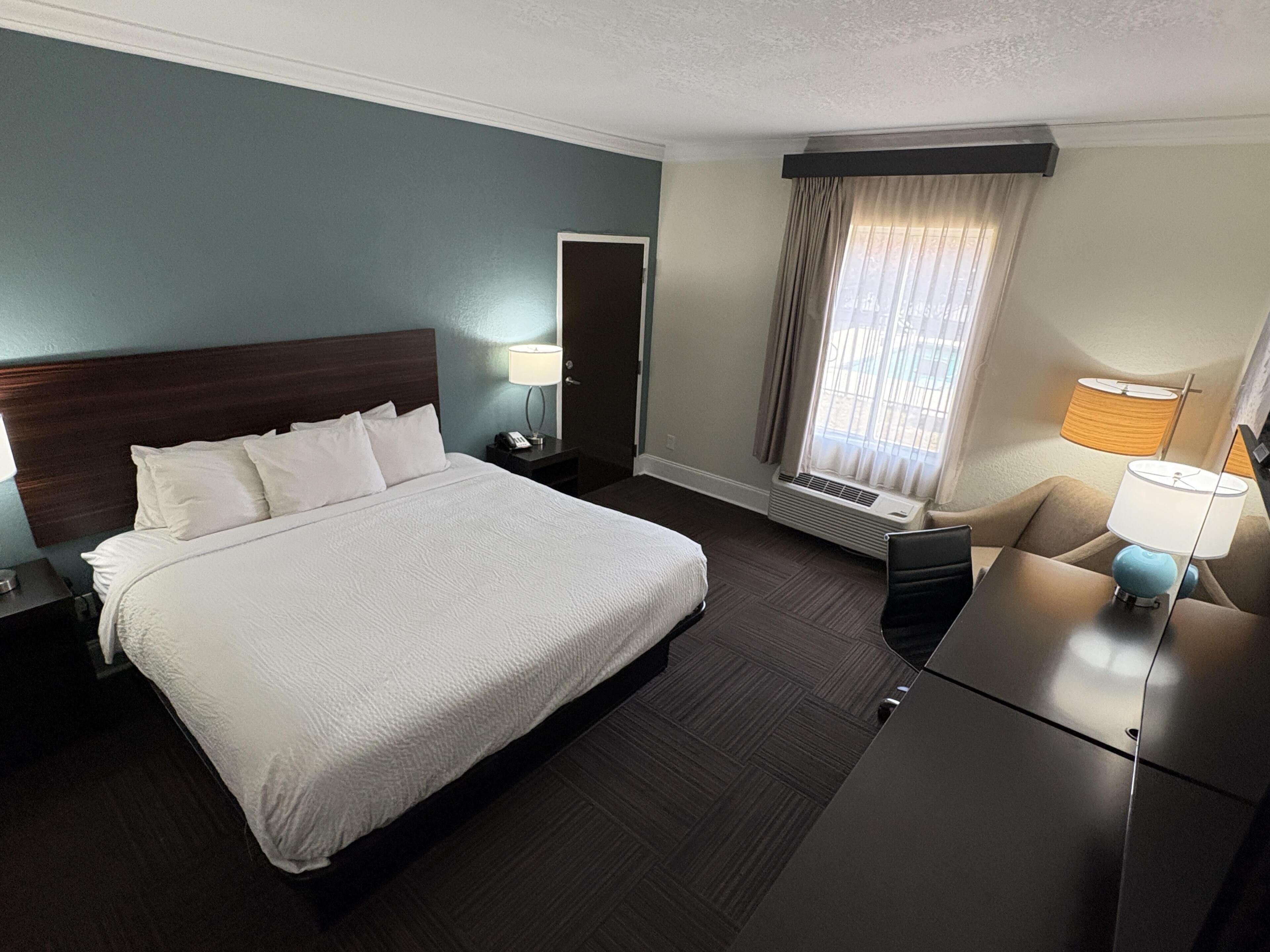 Habitación estándar, 1 cama King size, con acceso para personas discapacitadas, tina | Escritorio y espacio para trabajar con laptop 