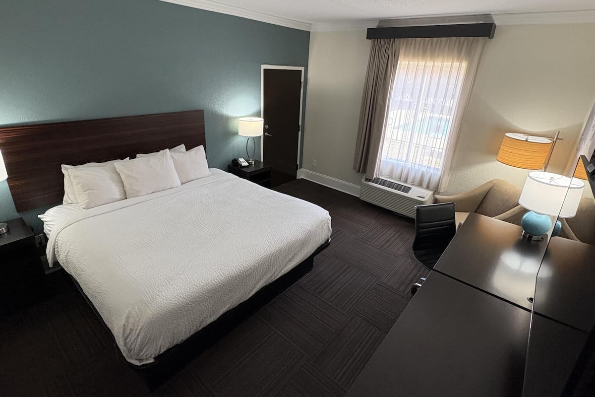 Habitación estándar, 1 cama King size, con acceso para personas discapacitadas, tina | Escritorio y espacio para trabajar con laptop