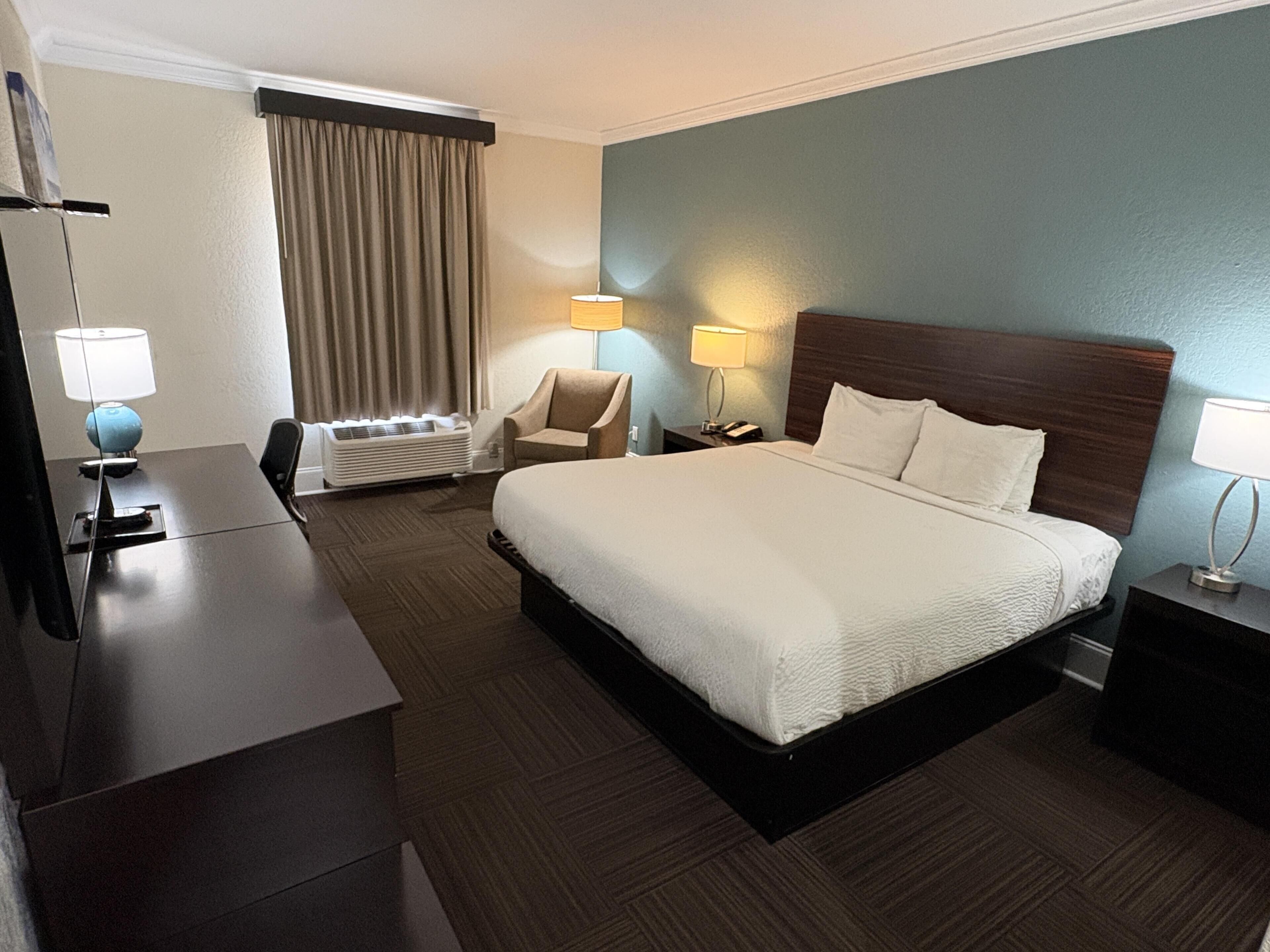 Habitación estándar, 1 cama King size, para no fumadores | Escritorio y espacio para trabajar con laptop 