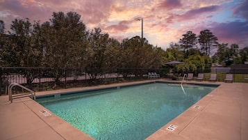 Seasonal outdoor pool, open 8:00 AM to 8:00 PM, pool loungers